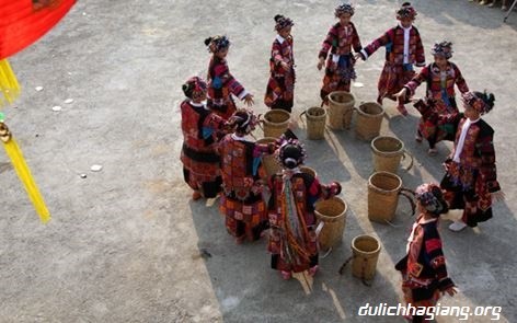 Обряд вызова дождя народности Лоло на каменном плоскогорье Донгван провинции Хазянг - ảnh 3
